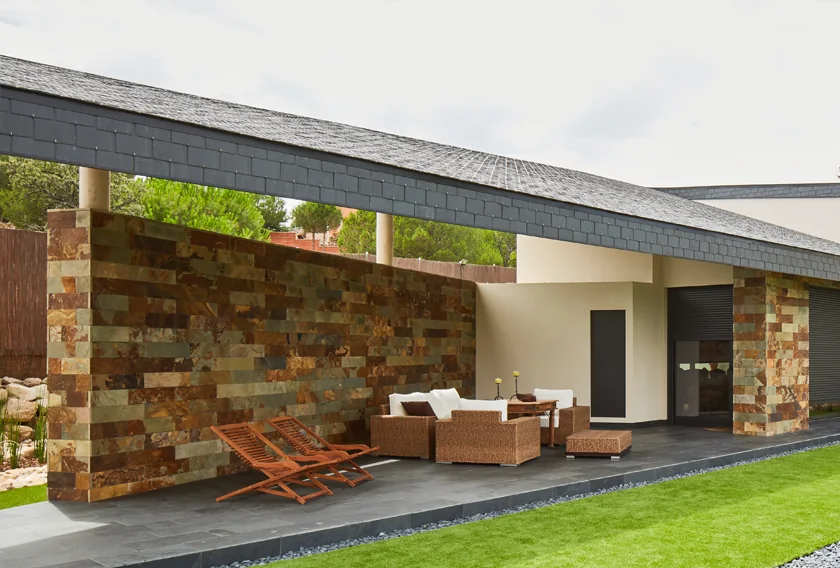 Piedra pizarra para exterior: cómo elegirla para terraza, patio o fachada